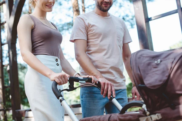 Bijgesneden Afbeelding Van Ouders Wandelen Met Kinderwagen Park — Stockfoto