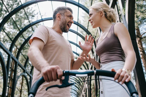 Lage Hoekmening Van Ouders Schreeuwen Buurt Van Kinderwagen Park — Stockfoto