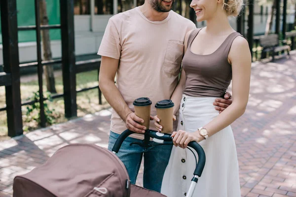 Imagem Cortada Pais Segurando Café Para Perto Carruagem Bebê Parque — Fotografia de Stock