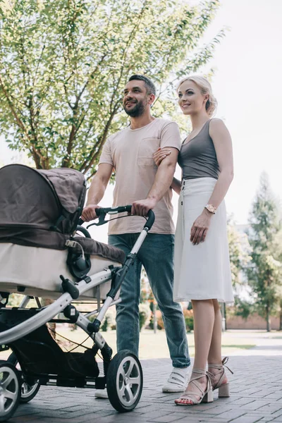 Låg Vinkel Lyckliga Föräldrar Promenader Med Barnvagn Park — Stockfoto