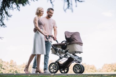 mutlu anne bebek arabası park ile hafta sonu yürüme