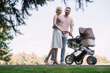 mutlu anne ile bebek arabası Park yürüme