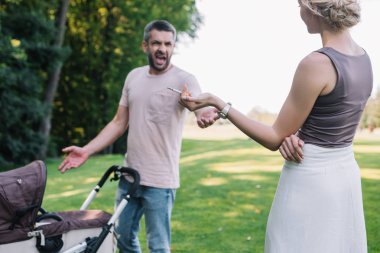 Anne Bebek arabası park, babası ona çığlık yakınındaki Sigara İçilmeyen