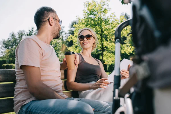 Föräldrar Sitter Bänk Nära Barnvagn Med Tablett Och Kaffe Pappersmugg — Stockfoto