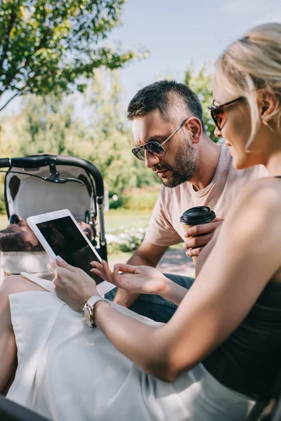 Ouders Zitten Buurt Van Kinderwagen Park Tablet Kijken Met Leeg — Stockfoto