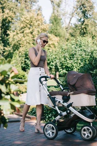 Mãe Óculos Sol Andando Com Carrinho Bebê Parque Falando Por — Fotografia de Stock Grátis