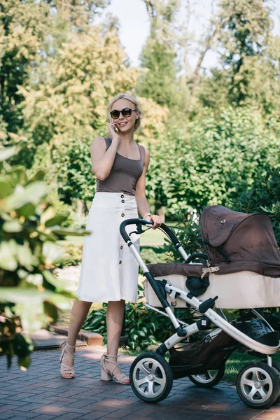 Mãe Andando Com Carrinho Bebê Parque Conversando Por Smartphone — Fotografia de Stock