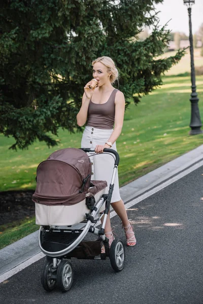 Mãe Andando Com Carrinho Bebê Comer Sorvete Parque — Fotografia de Stock