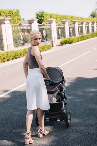 Back View Irritated Mother Walking Baby Carriage Park — Free Stock Photo