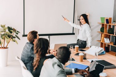 iş birlikte ofiste toplantı olması çok ırklı iş takımının kısmi görünümü