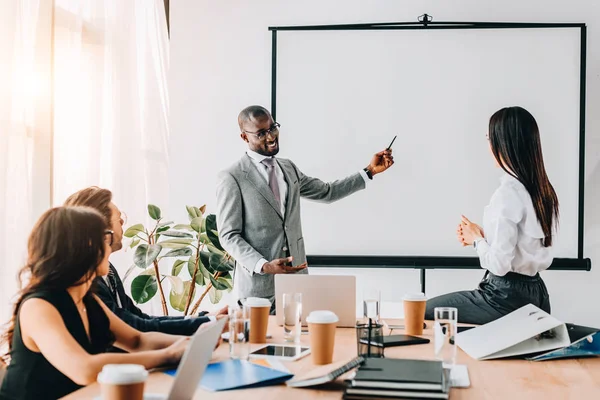 Gente Negocios Multicultural Que Tiene Reunión Negocios Oficina — Foto de Stock