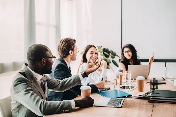 Enfoque Selectivo Las Personas Negocios Multiculturales Que Tienen Reuniones Negocios — Foto de Stock