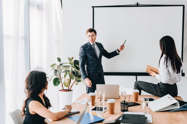 Pengusaha Multirasial Dan Pengusaha Bekerja Sama Dalam Proyek Bisnis Kantor — Stok Foto