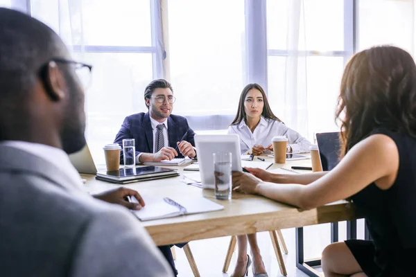 Enfoque Selectivo Del Grupo Colegas Negocios Multiétnicos Que Discuten Estrategia — Foto de Stock