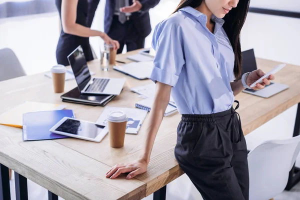 Vista Parcial Mujer Negocios Utilizando Teléfono Inteligente Colegas Detrás Oficina — Foto de Stock