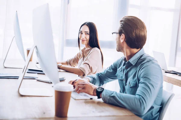 Colleghi Lavoro Interrazziali Che Guardano Mentre Lavorano Sul Posto Lavoro — Foto Stock