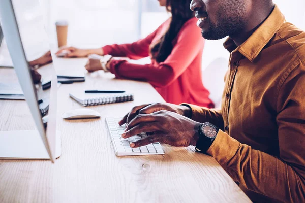 Visión Parcial Los Empresarios Afroamericanos Que Trabajan Lugar Trabajo Oficina —  Fotos de Stock