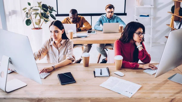 Focalizzata Interrazziale Giovani Uomini Affari Che Lavorano Ufficio — Foto Stock