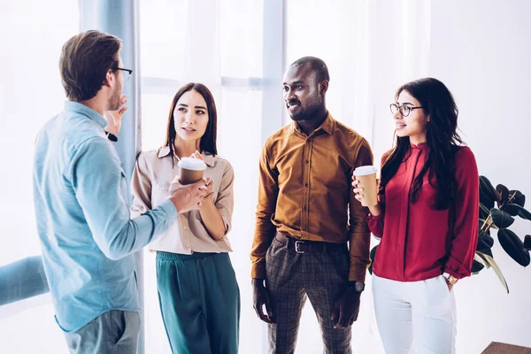 Gruppe Multikultureller Geschäftsleute Unterhält Sich Während Der Kaffeepause Büro — Stockfoto