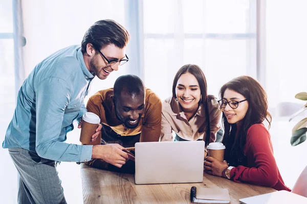 Retrato Pessoas Negócios Multiculturais Sorridentes Trabalhando Laptop Juntos Escritório — Fotografia de Stock