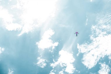 beyaz bulutlar ile mavi gökyüzünde uçan uçağın alt görünümü