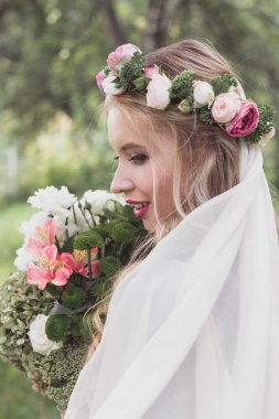 peçe düğün buket tutan güzel gülümseyen Genç Gelinin yakından görmek