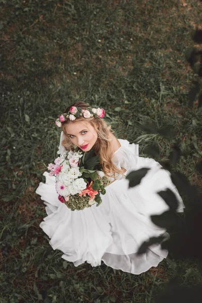 Ogólny Widok Pięknej Młodej Trzyma Bukiet Kwiatów Patrząc Kamery — Zdjęcie stockowe