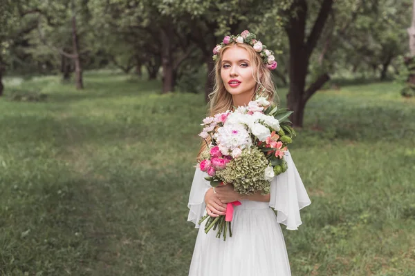 Красивая Молодая Блондинка Невеста Держит Свадебный Букет Смотрит Камеру Парке — Бесплатное стоковое фото
