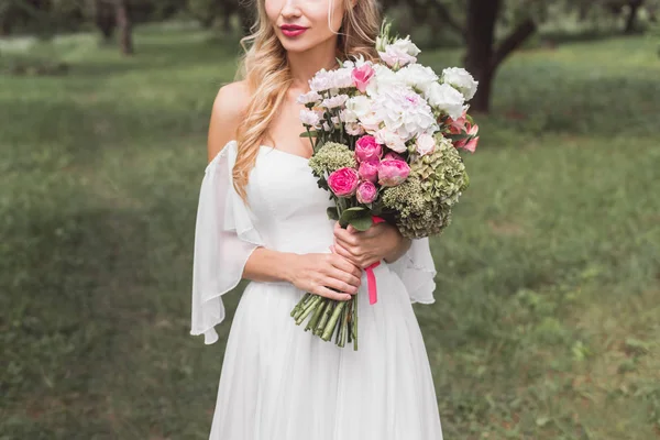 Recortado Disparo Hermosa Novia Joven Tierna Celebración Ramo Boda Aire —  Fotos de Stock