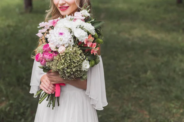 Recortado Disparo Sonriente Tierna Novia Joven Celebración Ramo Boda Aire — Foto de Stock