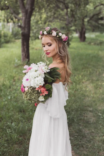 Jovem Noiva Macia Coroa Floral Vestido Noiva Segurando Buquê Flores — Fotografia de Stock