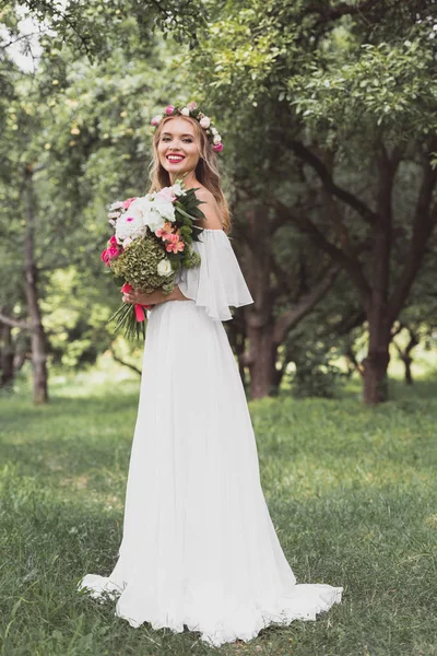 Beautiful Happy Young Bride Holding Wedding Bouquet Smiling Camera Park — Free Stock Photo