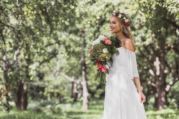 Bela Noiva Jovem Feliz Segurando Buquê Casamento Olhando Para Longe — Fotografia de Stock