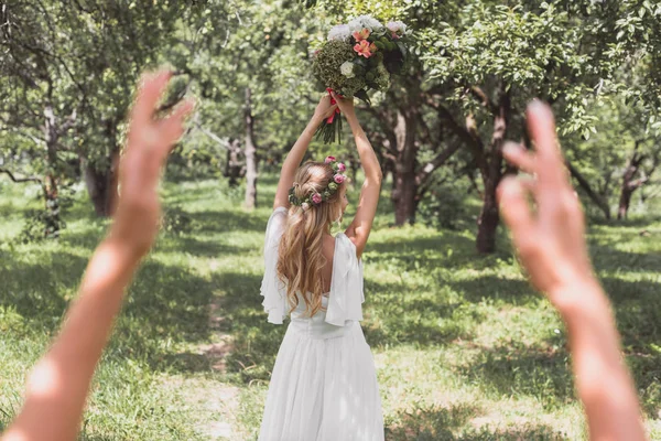 Foco Seletivo Bela Noiva Jovem Jogando Buquê Casamento Parque — Fotografia de Stock