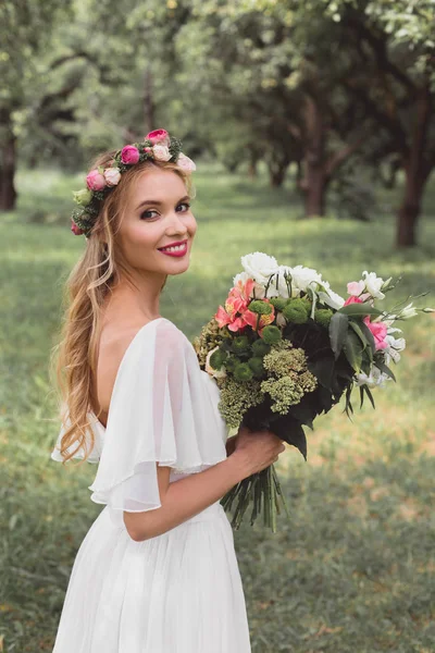 Ευτυχισμένος Ξανθιά Νύφη Στο Νυφικό Και Floral Στεφάνι Κρατώντας Μπουκέτο — Φωτογραφία Αρχείου