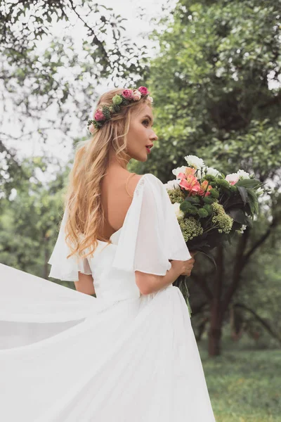 Hermosa Novia Rubia Vestido Novia Corona Floral Celebración Ramo Flores — Foto de stock gratuita