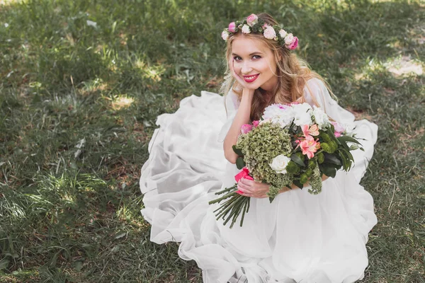 Vista Alto Angolo Bella Giovane Sposa Abito Sposa Possesso Bouquet — Foto Stock