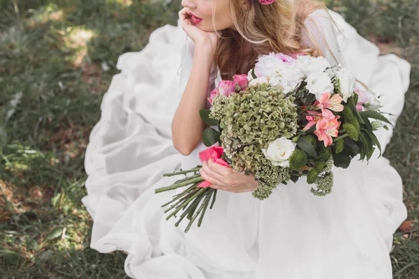 Cropped Shot Thoughtful Young Bride Holding Bouquet Flowers Outdoors — Stock Photo, Image