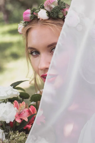 Beautiful Young Blonde Bride Veil Holding Bouquet Flowers Looking Camera — Free Stock Photo