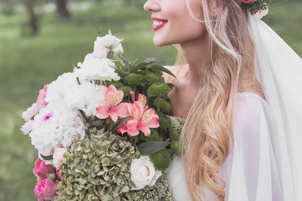 Oříznout Záběr Úsměvem Blonde Nevěsta Drží Krásnou Kytici Květin Venku — Stock fotografie