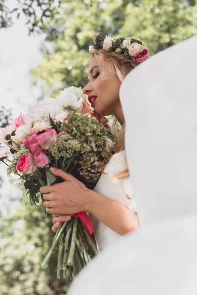 Χαμηλή Γωνία Θέα Τρυφερή Νεαρή Νύφη Στο Floral Στεφάνι Και — Φωτογραφία Αρχείου