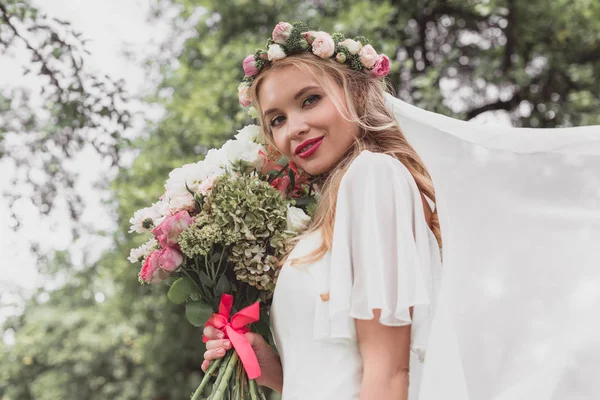 Niski Kąt Widzenia Piękna Panna Młoda Blondynka Wieniec Kwiatowy Welon — Zdjęcie stockowe