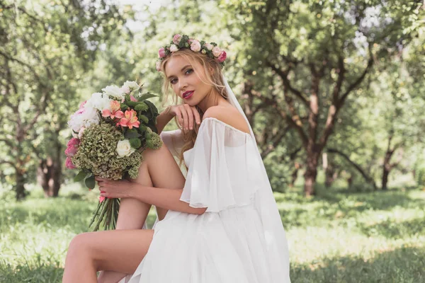 Krásná Blondýna Nevěsta Drží Svatební Kytice Při Pohledu Fotoaparát Venku — Stock fotografie