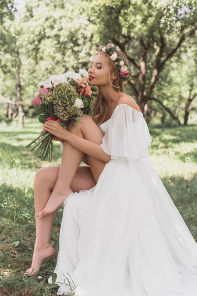 Krásná Šťastná Mladá Naboso Nevěsta Drží Kytici Květin Parku — Stock fotografie
