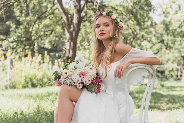 Szép Fiatal Szőke Menyasszony Esküvői Ruha Széken Nézi Kültéri Kamera — Stock Fotó