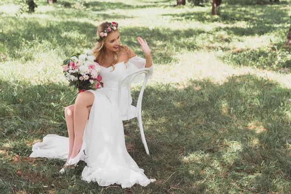 Vista Alto Ângulo Feliz Jovem Noiva Segurando Buquê Flores Mão — Fotografia de Stock