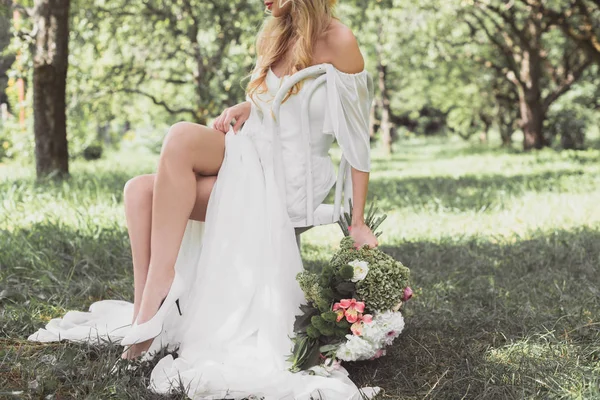 Обрізаний Знімок Молодої Блондинки Нареченої Тримає Весільний Букет Сидить Стільці — Безкоштовне стокове фото
