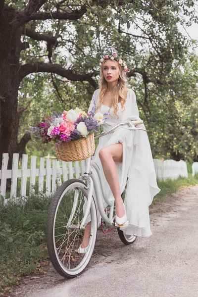 Piękna Młoda Blond Panna Młoda Jazdy Rowerze Kosz Kwiatów — Zdjęcie stockowe