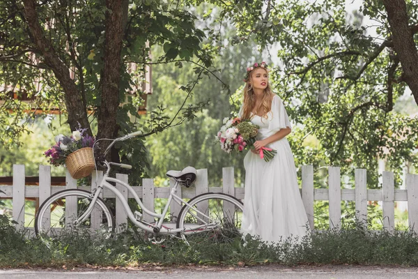 Hermosa Novia Joven Con Ramo Boda Bicicleta Pie Cerca Valla — Foto de Stock