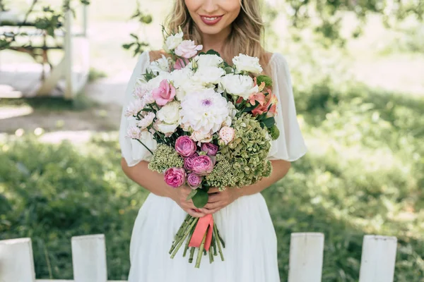 Beskuren Bild Glada Blond Brud Holding Vackra Bröllop Bukett Utomhus — Stockfoto